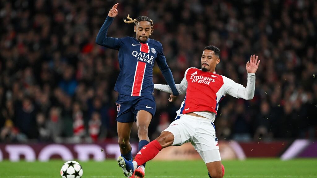 Arsenal ưu tiên phát triển hệ thống dài hạn trong khi PSG tập trung vào sức mạnh ngôi sao và đầu tư lớn.