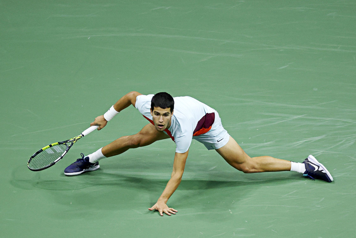 Carlos Alcaraz chính thức rút khỏi Wimbledon 2026 vì chấn thương cổ tay