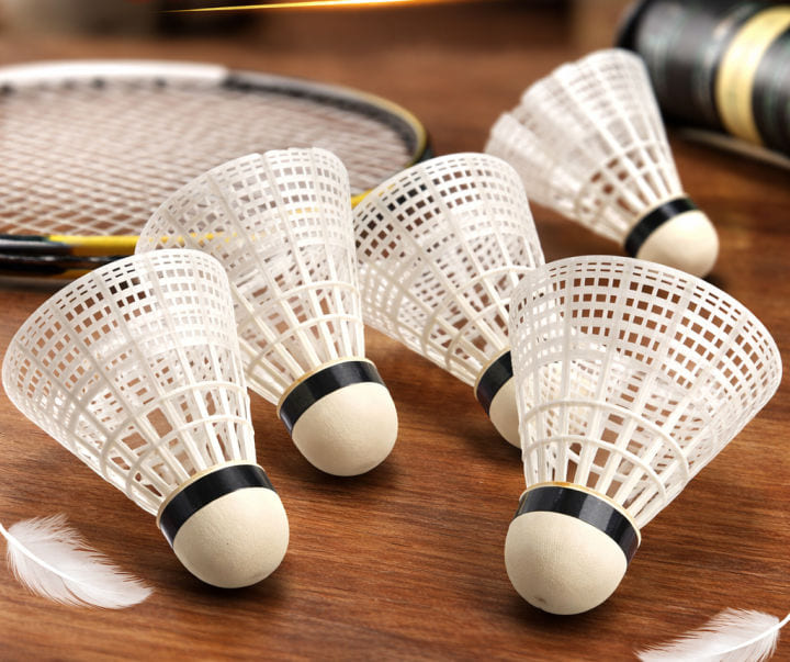 Quả cầu không làm từ lông vũ (cầu nhựa hay nylon tổng hợp)