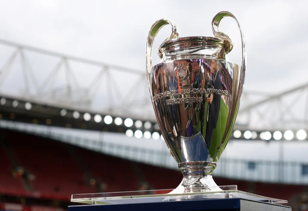 Chiếc cup tai voi - biểu tượng cho cuộc đua đến ngôi vương Champions League 2026 giữa Arsenal và PSG tại Budapest.