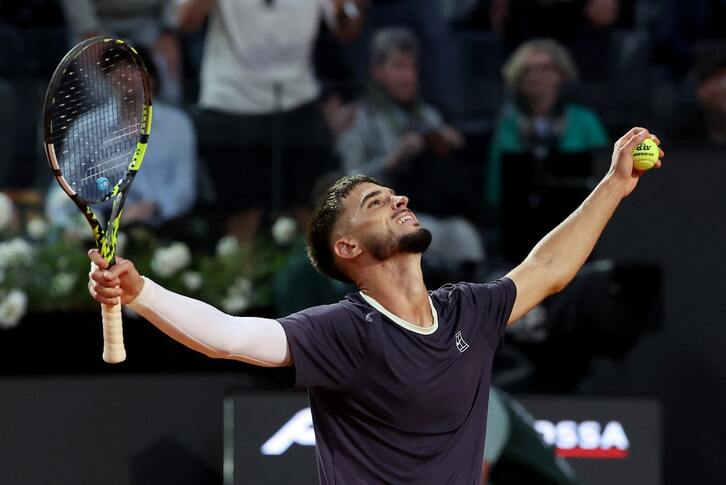 Djokovic thua sốc tay vợt 20 tuổi Prizmic tại Italian Open ngay trận ra quân sau hai tháng chấn thương