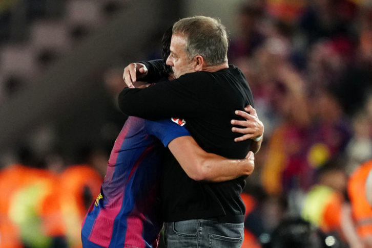 Hansi Flick dẫn dắt Barcelona vô địch La Liga ngay sau khi cha qua đời trước thềm El Clasico