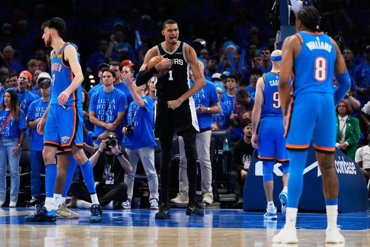 NBA Playoffs 2026: Knicks tạo địa chấn, Wembanyama áp đảo ở loạt trận chung kết miền