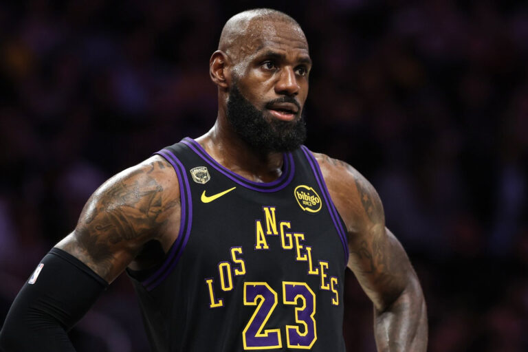LeBron James sẽ nghỉ hưu hay tiếp tục? Phân tích toàn bộ các lựa chọn sau khi Lakers bị loại khỏi playoff