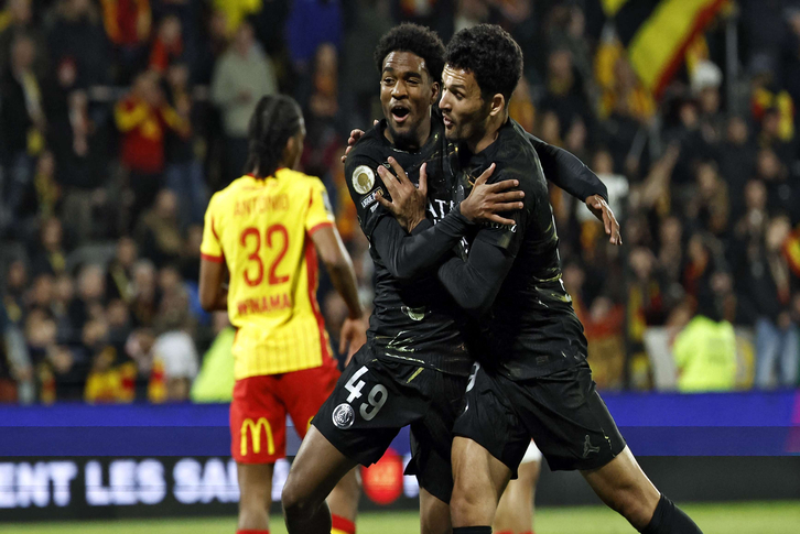 PSG vô địch Ligue 1 lần thứ 5 liên tiếp sau chiến thắng 2–0 trước Lens — Kvaratskhelia và Safonov là những người hùng
