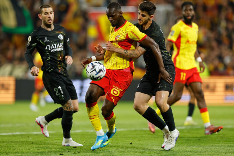 PSG vô địch Ligue 1 lần thứ 5 liên tiếp sau chiến thắng 2–0 trước Lens — Kvaratskhelia và Safonov là những người hùng