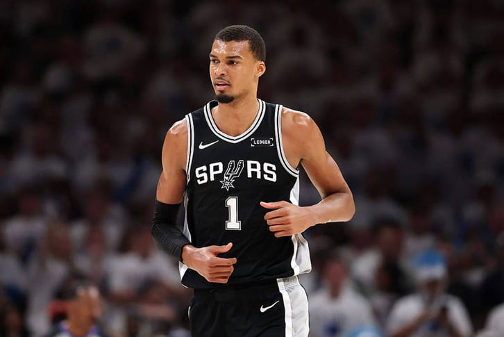 Thunder áp sát vé vào NBA Finals sau chiến thắng then chốt trước Spurs ở Game 5