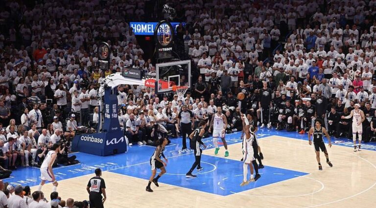 Thunder áp sát vé vào NBA Finals sau chiến thắng then chốt trước Spurs ở Game 5