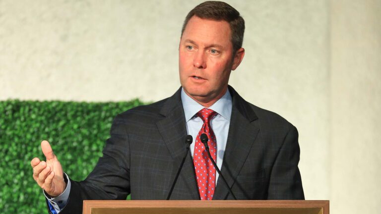 CEO của USGA Mike Whan: Tiger Woods khó có khả năng tham dự US Open hoặc US Senior Open