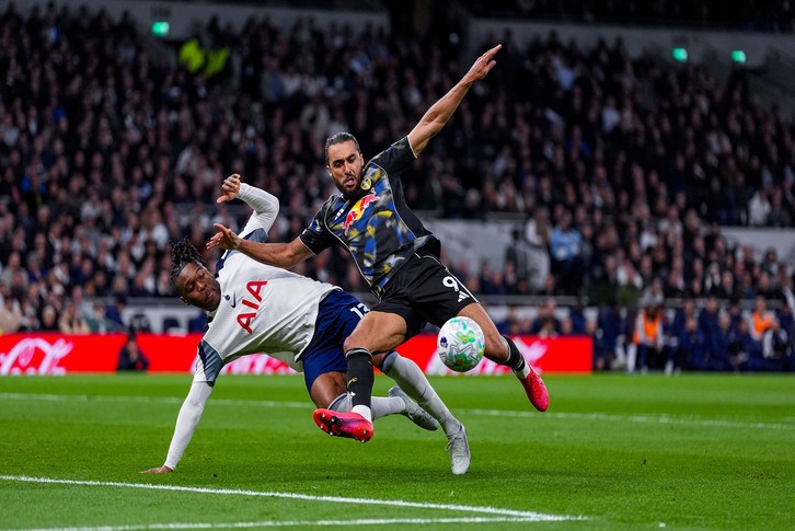 Tottenham 1–1 Leeds: Tel từ người hùng thành tội đồ, Spurs lún sâu vào cuộc đua trụ hạng