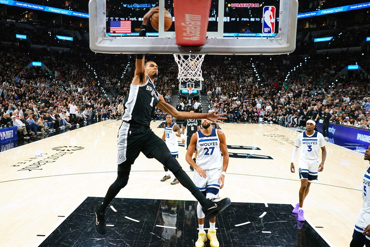 NBA Playoffs: Victor Wembanyama bùng nổ sau án phạt, Spurs chạm một tay vào chung kết miền Tây
