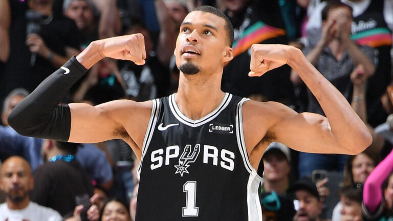 NBA Playoffs: Victor Wembanyama bùng nổ sau án phạt, Spurs chạm một tay vào chung kết miền Tây