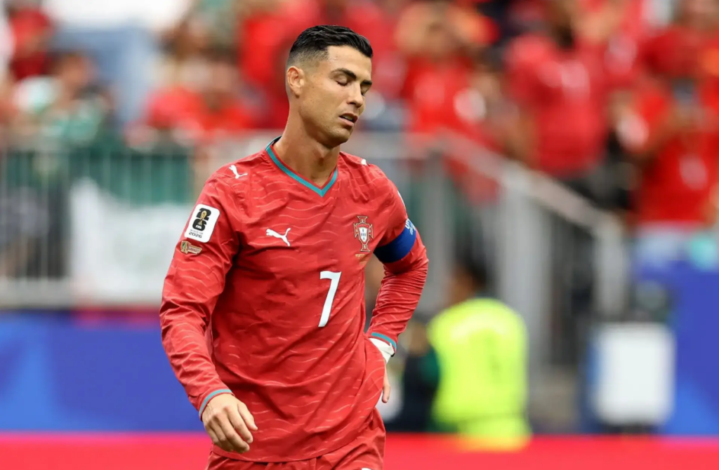 Ronaldo chịu áp lực lớn từ dư luận và cổ động viên sau màn trình diễn kém sắc trước CHDC Congo.