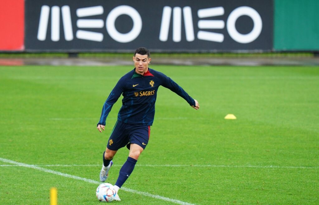 Hình ảnh được chụp ở góc rộng trong buổi tập, lý tưởng để làm ảnh Ronaldo đẹp làm hình nền cho màn hình máy tính tỷ lệ ngang.