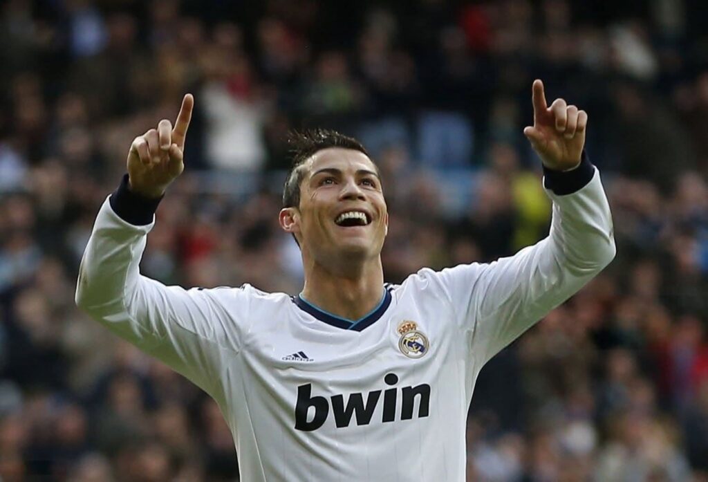 Hình nền Ronaldo Real Madrid ghi lại khoảnh khắc ăn mừng trong màu áo đôi bóng hoàng gia Tây Ban Nha.