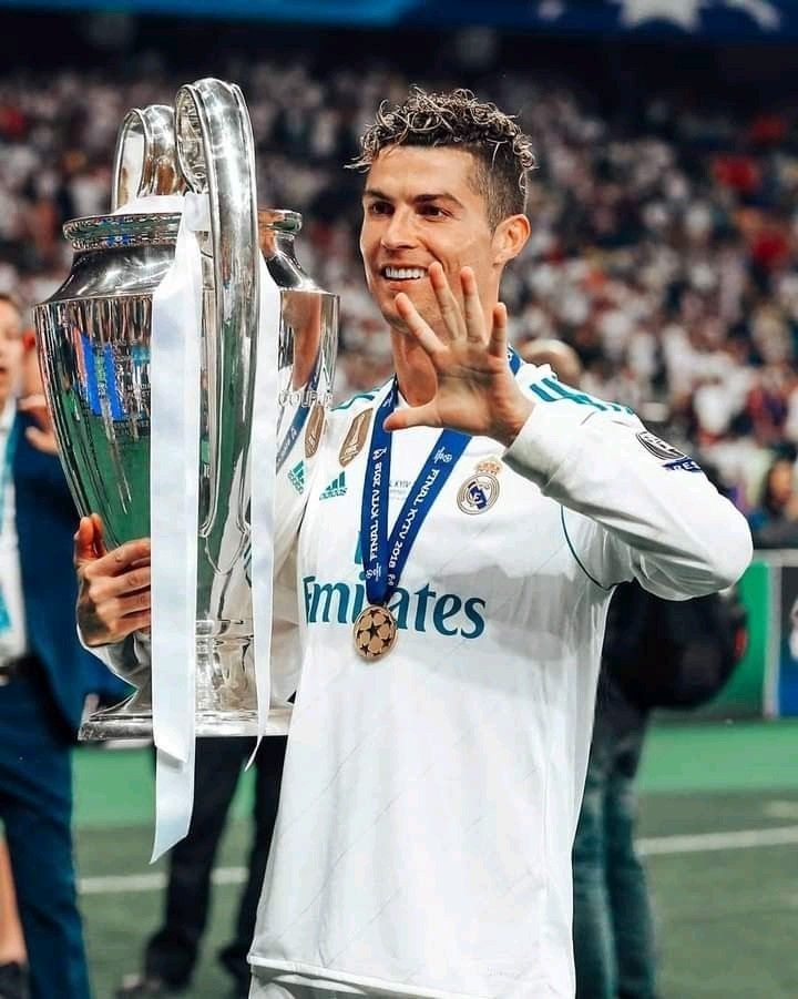 Khoảnh khắc Ronaldo nâng cao danh hiệu Champions League trong màu áo Real Madrid
