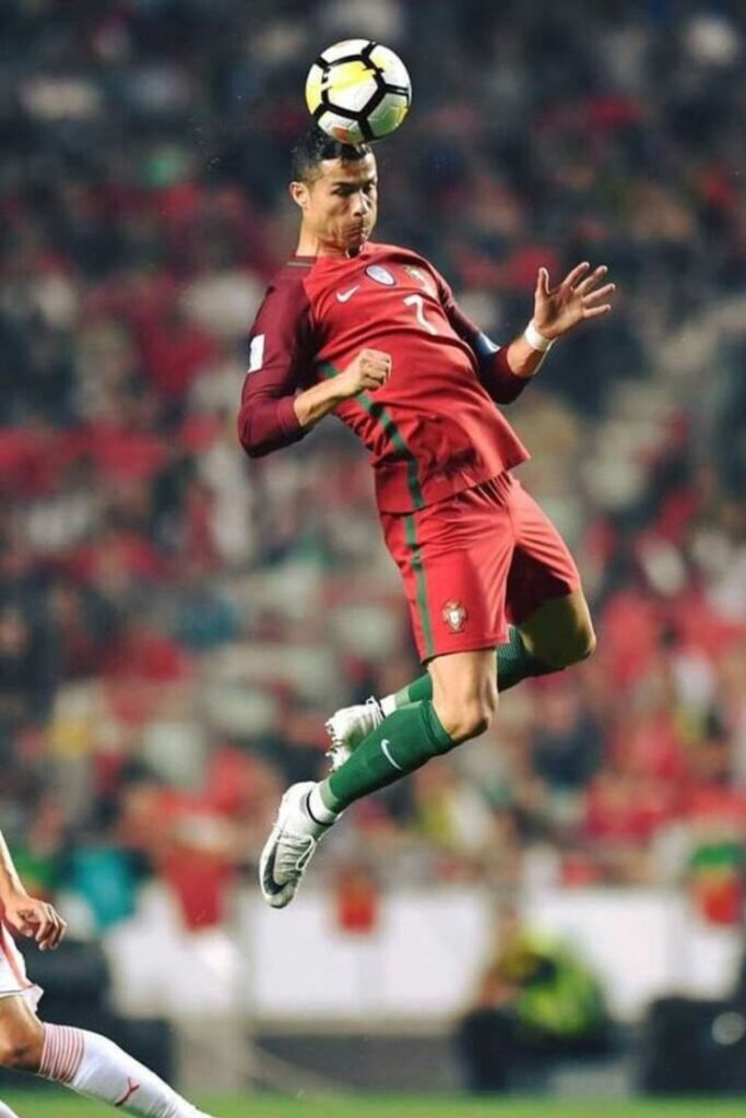 Hình nền Ronaldo Real bật cao đánh đầu đặc trưng, thể hiện khả năng không chiến đáng nể của CR7 trong màu áo Selecao.