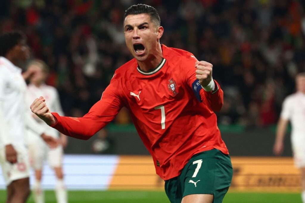 Cristiano Ronaldo giữ hàng loạt kỷ lục ghi bàn và là một trong những tiền đạo xuất sắc nhất mọi thời đại.