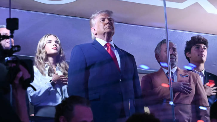 Donald Trump trở thành tâm điểm bên ngoài sân đấu
