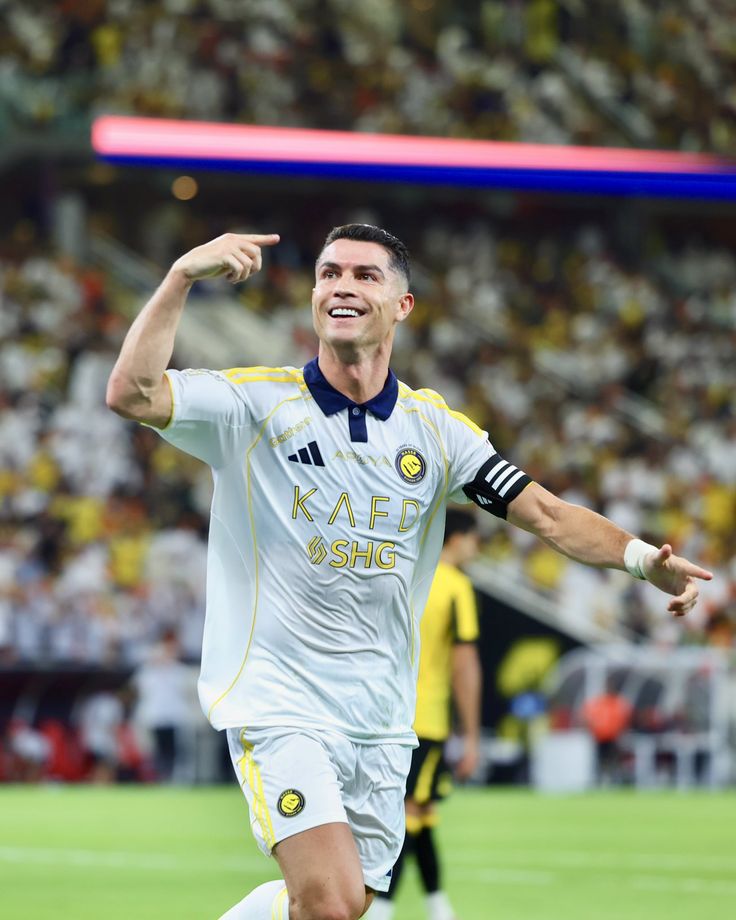 Hình ảnh Ronaldo mới nhất tại Saudi Pro League, ghi lại phong độ ổn định của CR7 trong màu áo vàng Al Nassr những mùa giải gần đây.