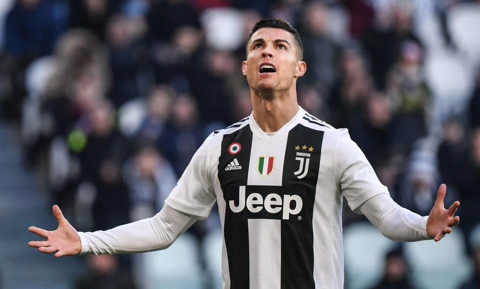 Góc máy toàn cảnh ghi lại Ronaldo thi đấu cho Juventus tại Serie A, hình ảnh rộng lý tưởng để làm hình nền máy tính màn hình lớn.