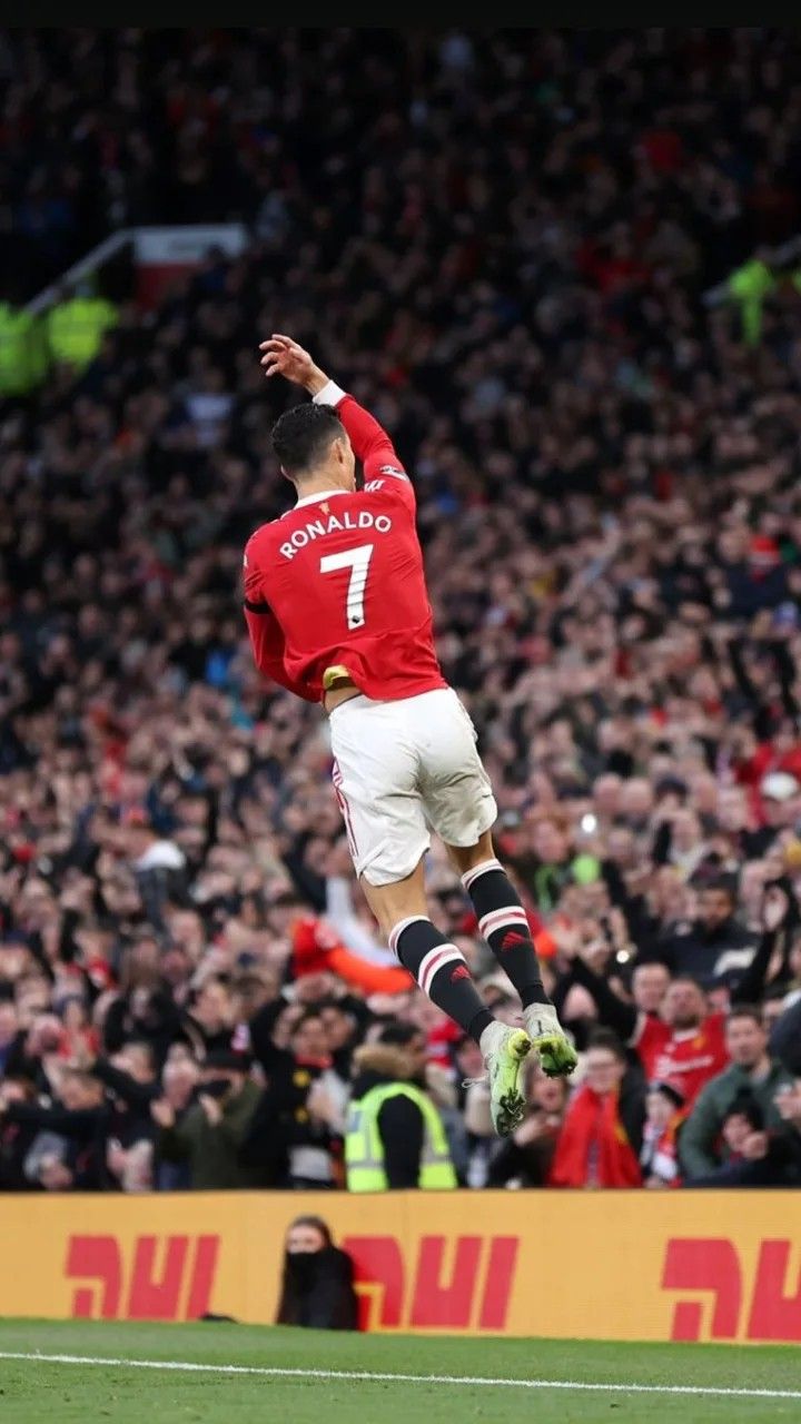 Hình ảnh Ronaldo đẹp nhất ghi lại tư thế ăn mừng đặc trưng, biểu tượng quen thuộc mỗi khi CR7 lập công.