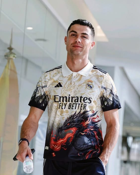 Ronaldo không chỉ ghi điểm trên sân cỏ mà còn nổi bật với phong cách thời trang, tạo nên hình ảnh Ronaldo chất được nhiều người yêu thích.