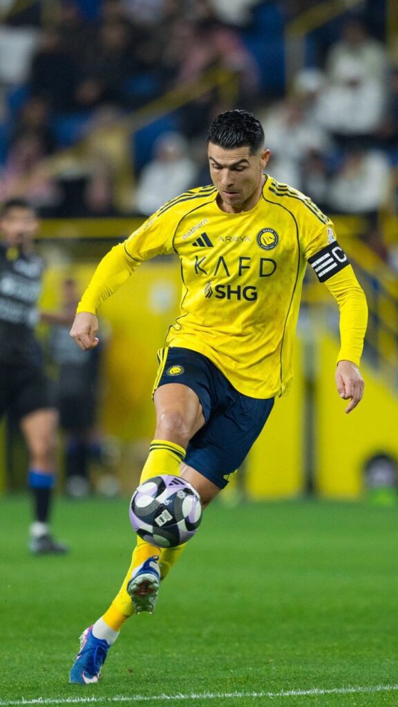 Tư thế chuẩn bị thực hiện quả đá phạt đặc trưng, một trong những hình ảnh Ronaldo đẹp nhất thể hiện kỹ thuật và sự tập trung tuyệt đối.