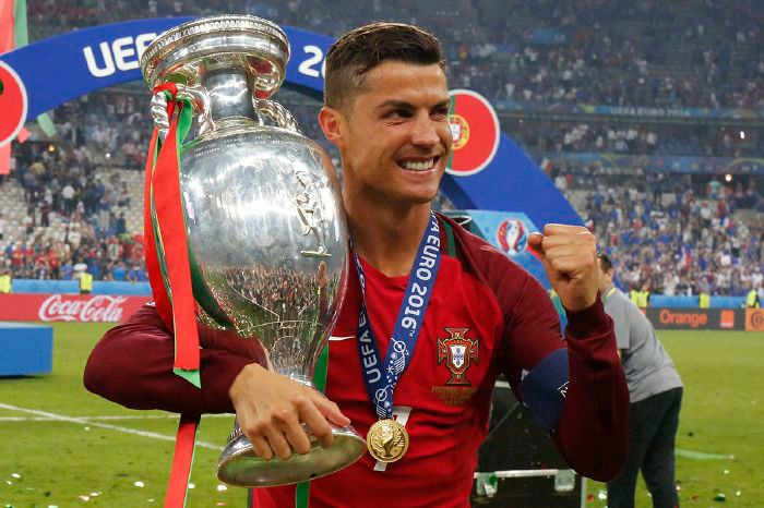 Hình ảnh Ronaldo đẹp nhất ghi lại danh hiệu quốc tế đầu tiên cùng đội tuyển quốc gia, một cột mốc đáng nhớ trong sự nghiệp huyền thoại.