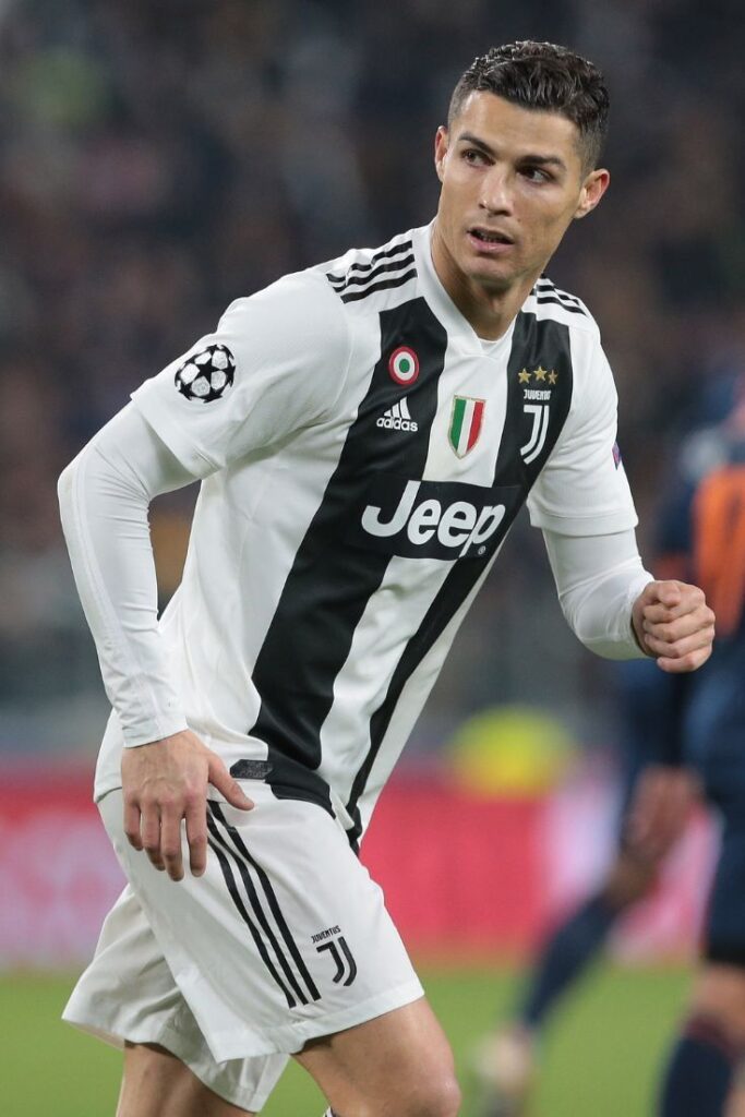 Ronaldo thể hiện thần thái sân cỏ trong màu áo Juventus, mang đến hình nền điện thoại đầy chất riêng cho người hâm mộ CR7.