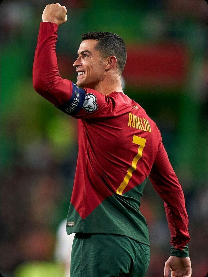 Bức ảnh cận cảnh khuôn mặt quyết tâm của Ronaldo, phù hợp làm hình nền điện thoại thể hiện cá tính mạnh mẽ và bản lĩnh thi đấu.