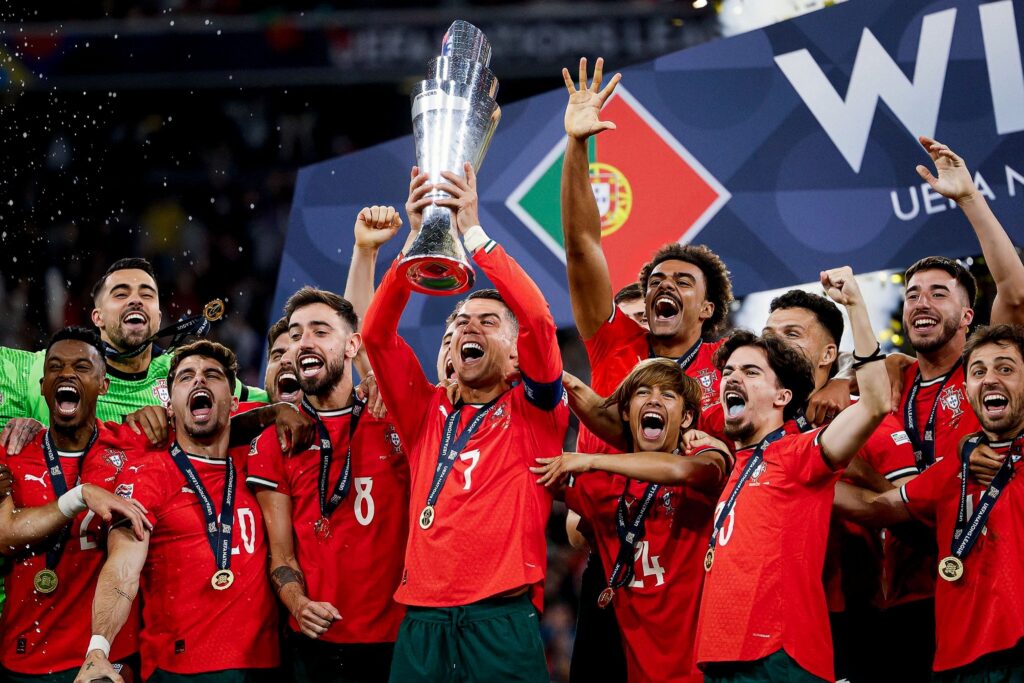 Hình ảnh Ronaldo đẹp nhất bên cạnh các đồng đội tuyển quốc gia, lan tỏa niềm tự hào dân tộc trong những giải đấu lớn.