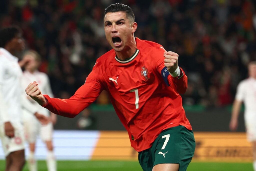 Hình ảnh Ronaldo ăn mừng bàn thắng cuồng nhiệt trong màu áo Selecao