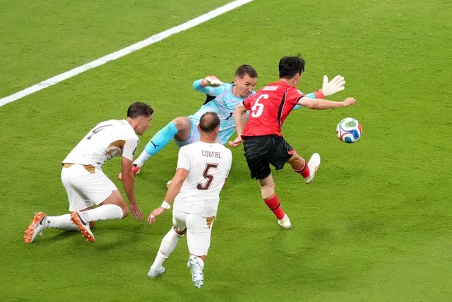 Hwang In-Beom và Oh Hyeon-Gyu trở thành những người hùng của Hàn Quốc trong trận ra quân.