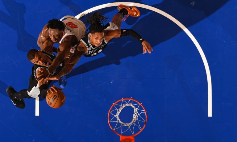 Knicks ngược dòng lịch sử, tiến sát chức vô địch NBA 2026
