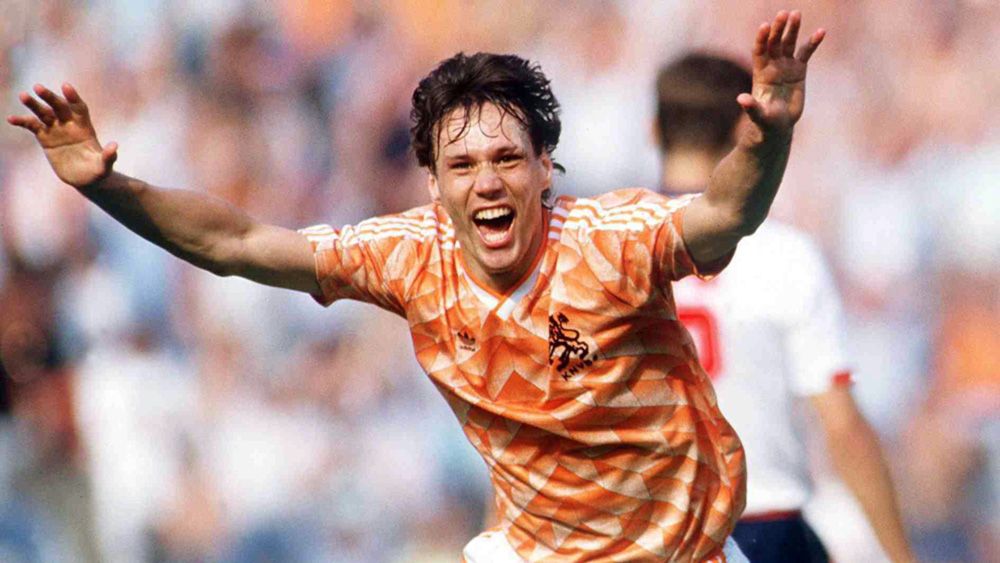 Marco van Basten được nhớ đến với những pha dứt điểm đẳng cấp và ba Quả bóng Vàng.