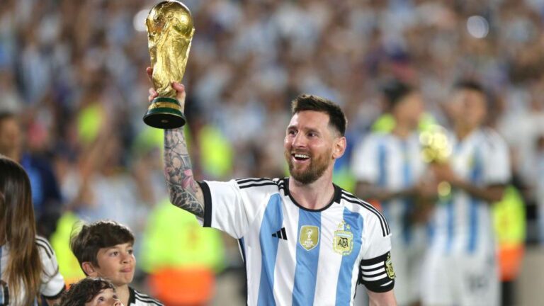 Điều gì xảy ra nếu Lionel Messi cùng Argentina bảo vệ thành công chức vô địch World Cup 2026? Phân tích di sản, kỷ lục và vị thế lịch sử.