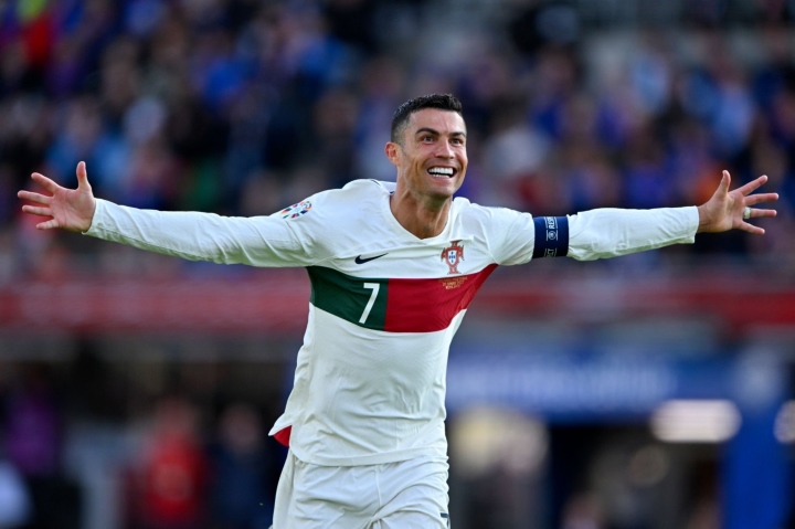 Nếu Ronaldo vô địch World Cup 2026: Cái kết hoàn hảo nhất lịch sử bóng đá Điều gì sẽ xảy ra nếu Cristiano Ronaldo cùng Bồ Đào Nha vô địch World Cup 2026? Phân tích di sản, kỷ lục và cuộc đua GOAT.