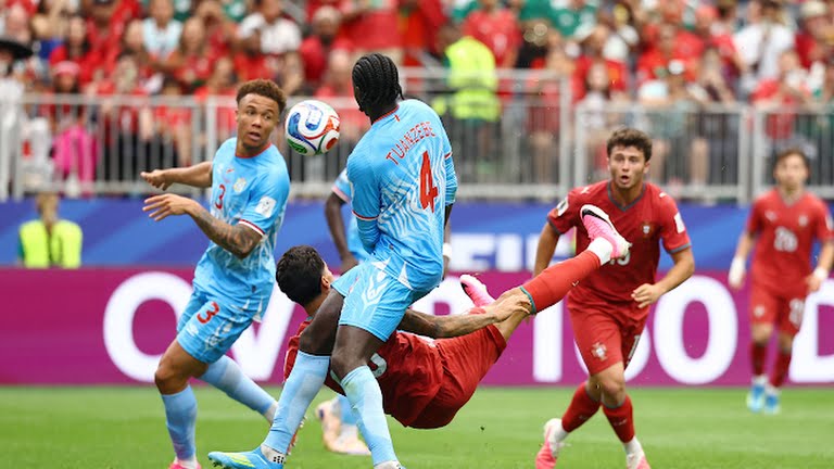 Bàn thắng của Cancelo bị trọng tài từ chối