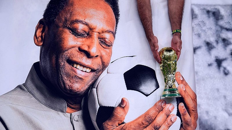 Pelé là cầu thủ duy nhất ba lần vô địch World Cup và là biểu tượng bất tử của bóng đá thế giới.