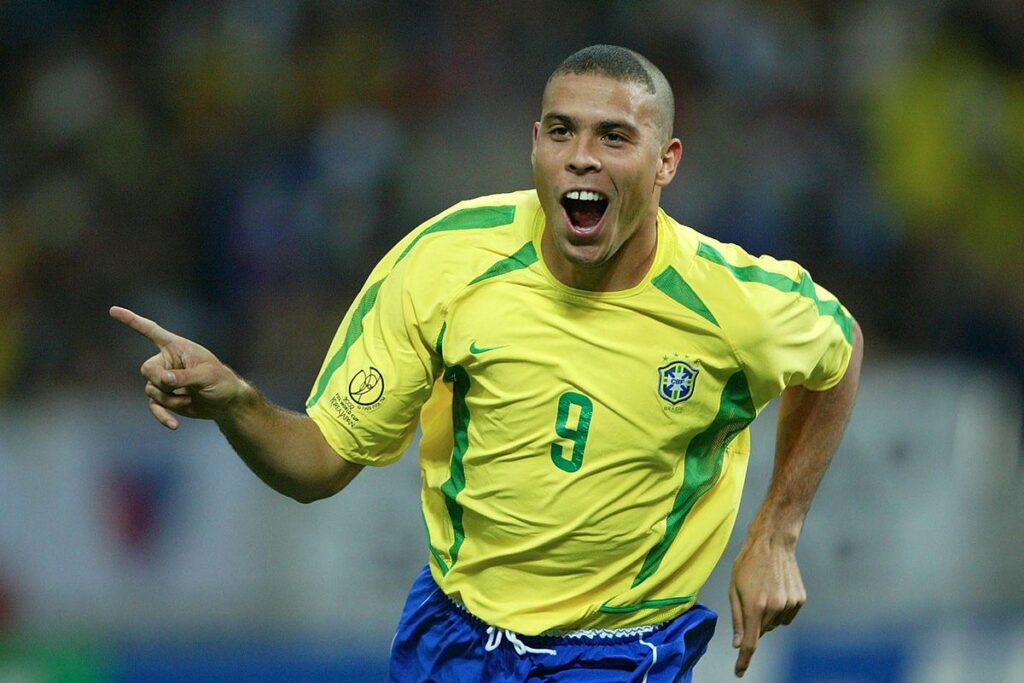 Ronaldo Nazário là biểu tượng của bóng đá Brazil với hai chức vô địch World Cup và hàng trăm bàn thắng.