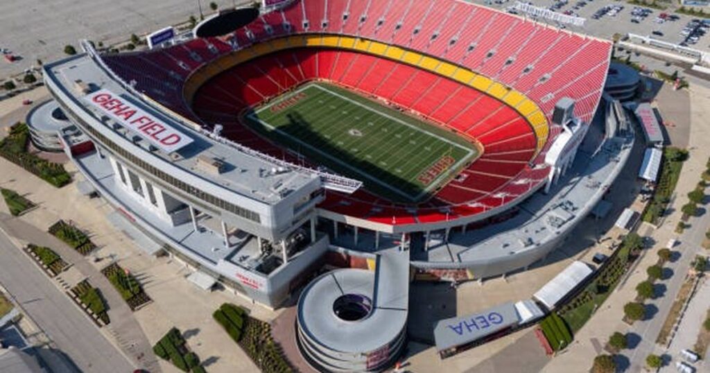 Arrowhead Stadium nổi tiếng với lượng khán giả cuồng nhiệt và bầu không khí sôi động.