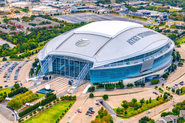 AT&T Stadium sở hữu sức chứa khổng lồ và màn hình trung tâm nổi tiếng thế giới.