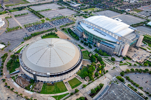 NRG Stadium là sân vận động có mái che hiện đại của thành phố Houston.