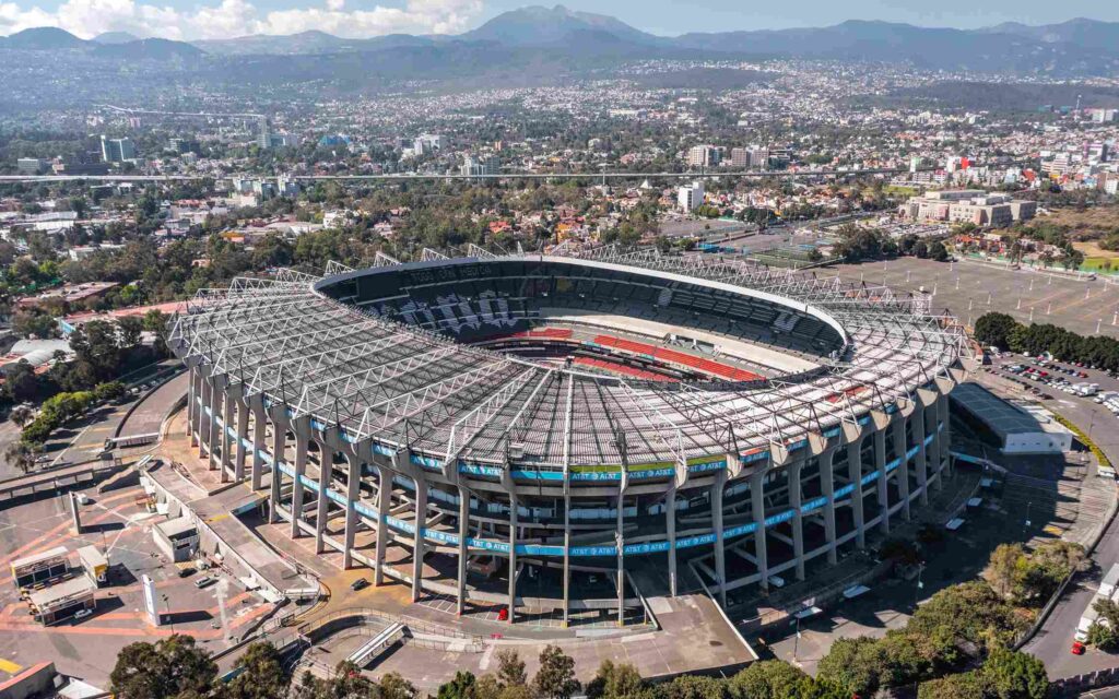 Azteca trở thành sân vận động đầu tiên trong lịch sử đăng cai ba kỳ World Cup và là biểu tượng của bóng đá thế giới.