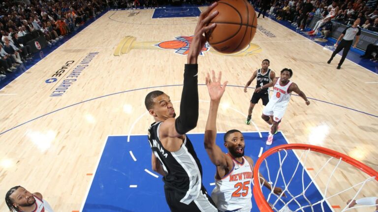 Spurs đánh bại Knicks ở Game 3 NBA Finals 2026, Donald Trump xuất hiện gây chú ý
