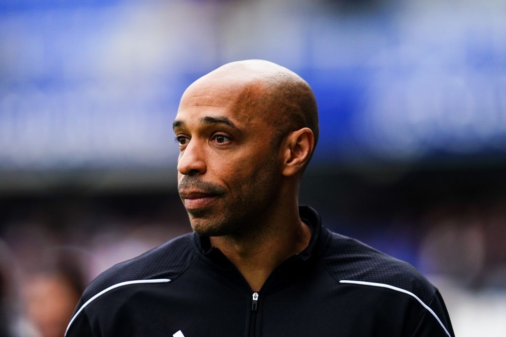 Thierry Henry kết hợp tốc độ, kỹ thuật và khả năng dứt điểm để trở thành một trong những tiền đạo vĩ đại nhất.