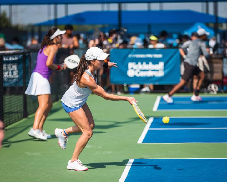 Hình ảnh đánh pickleball trong khoảnh khắc ghi điểm ấn tượng