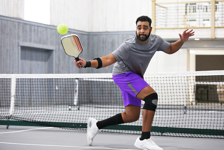 Hình ảnh chơi pickleball với khoảnh khắc di chuyển linh hoạt