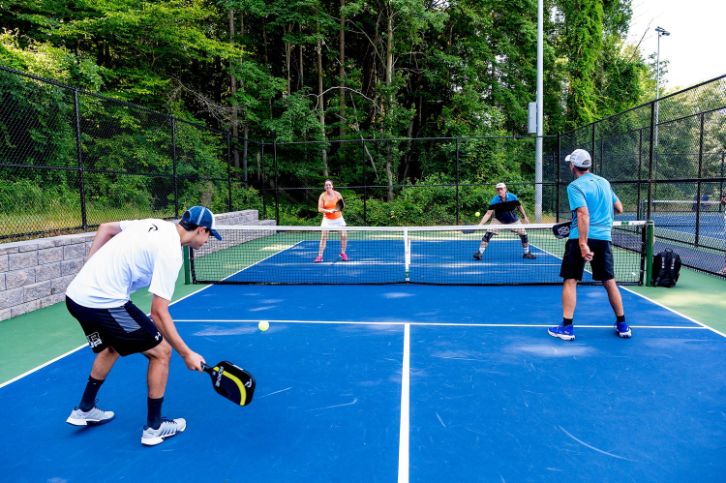 Hình ảnh chơi pickleball đẹp trên sân thi đấu tiêu chuẩn